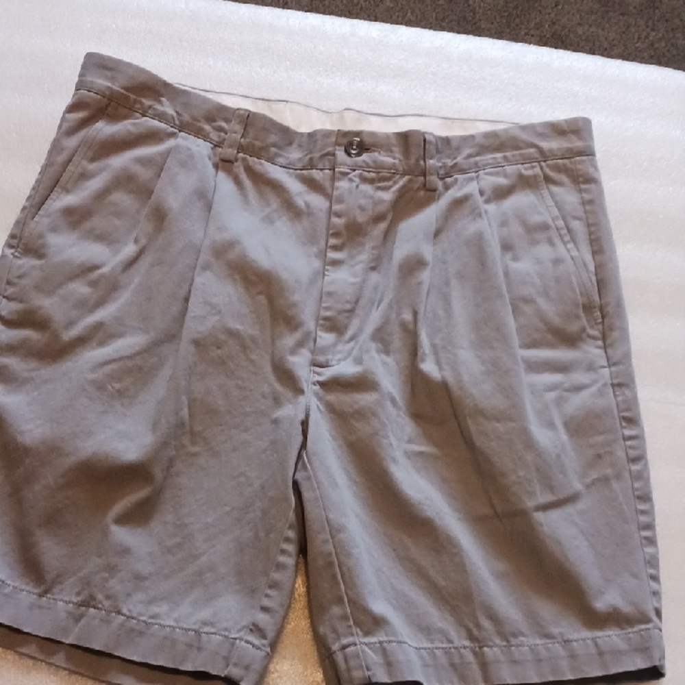 **Roundtree & Yorke Casuals Light Gray  Pleated Men's Shorts Size 38